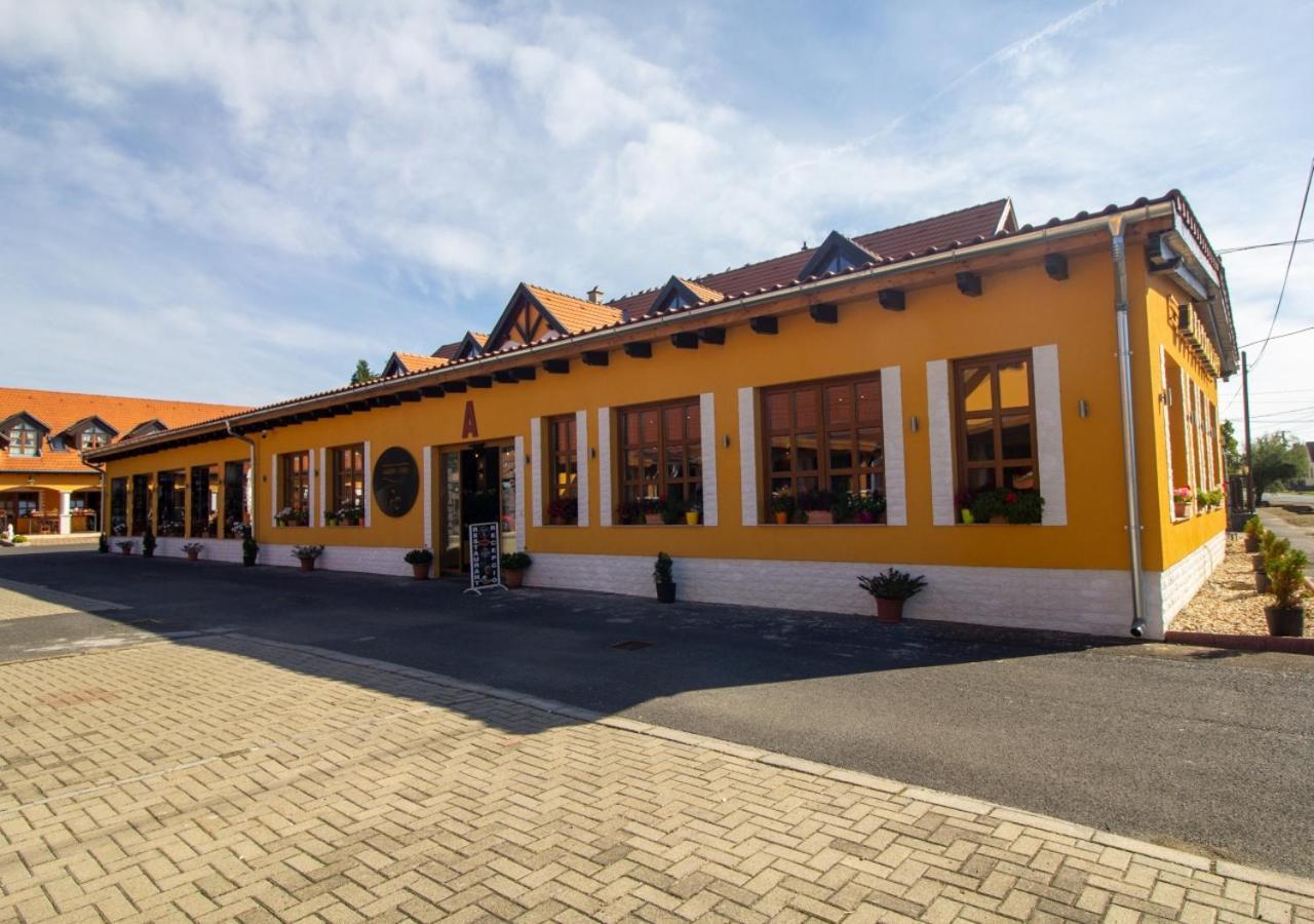 Radics Panzio Etterem Es Piheno Koezpont Gasthuis