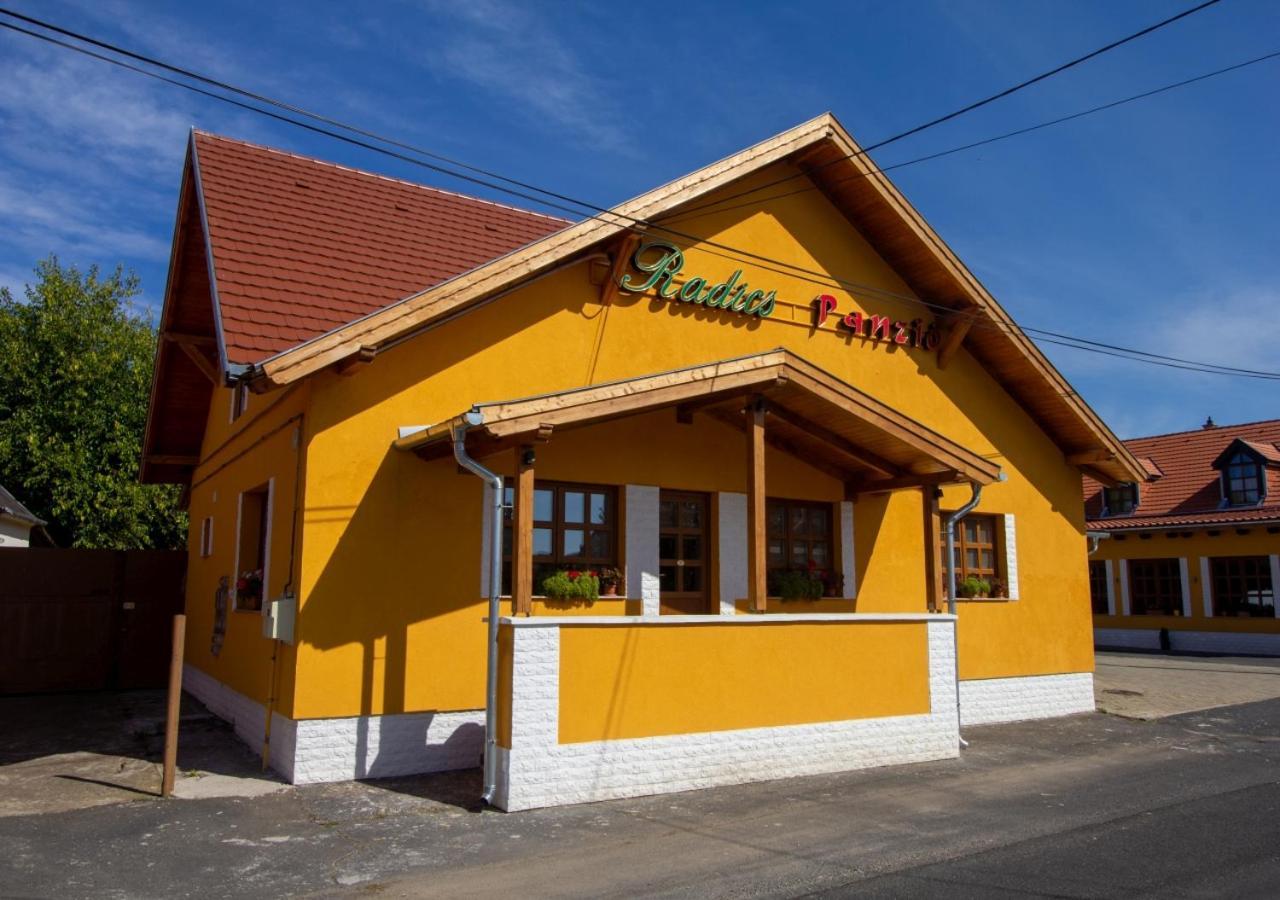 Radics Panzio Etterem Es Piheno Koezpont *